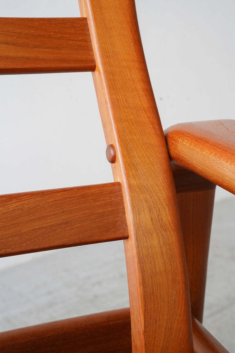 H DESIGN <br> ファブリック ラウンジチェア <br> Denmark <br> 大和店 - ヴィンテージ SHARK ATTACK