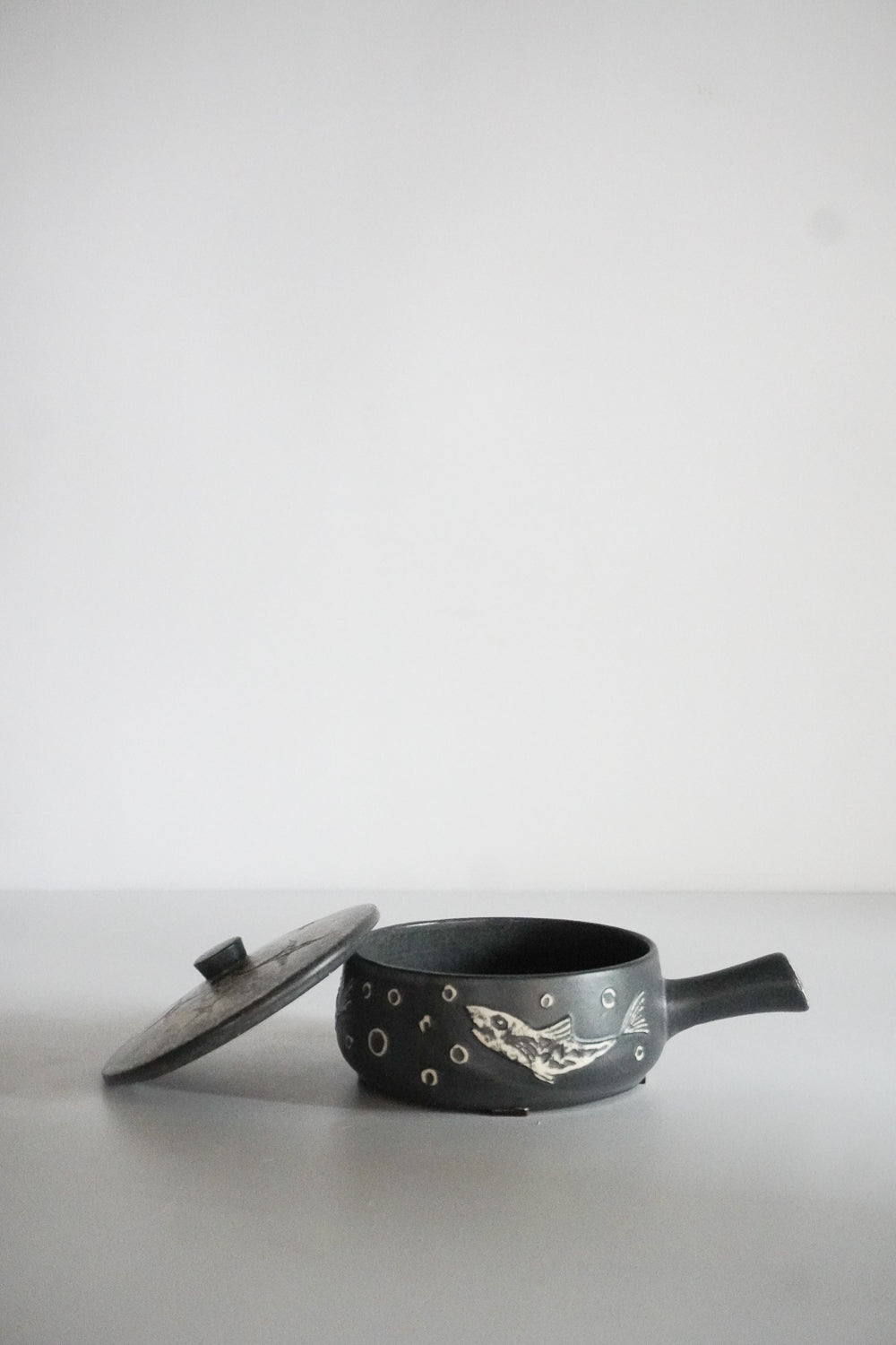 Denmark セラミックキャセロール <br>ヴィンテージ<br>cerote antiques - ヴィンテージ SHARK ATTACK