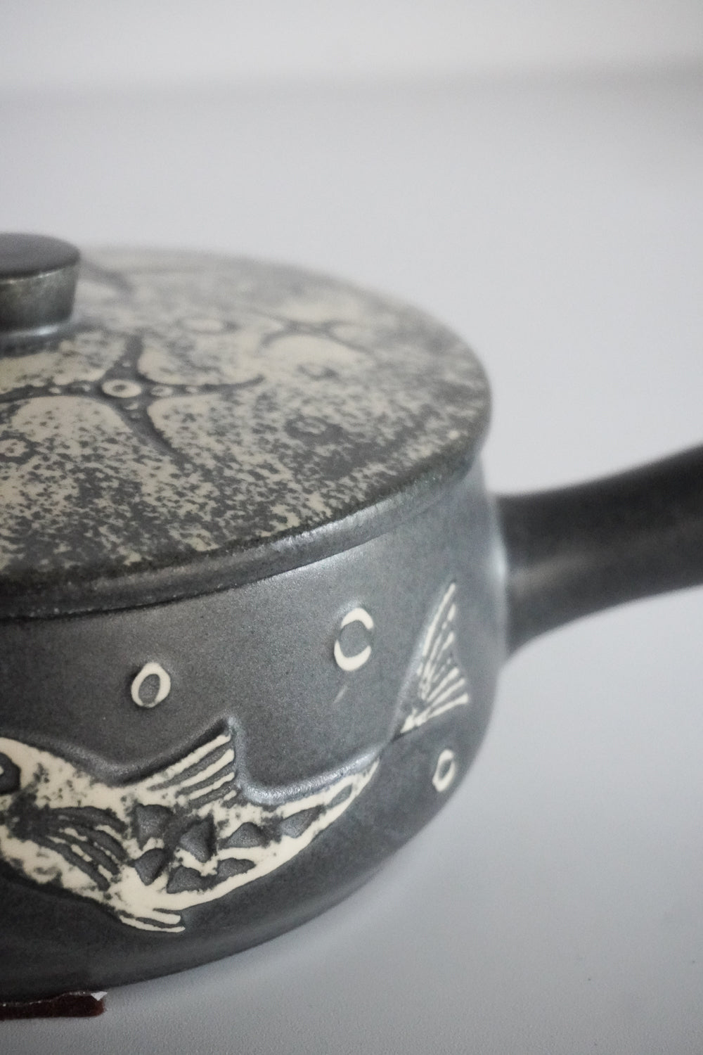 Denmark セラミックキャセロール <br>ヴィンテージ<br>cerote antiques - ヴィンテージ SHARK ATTACK