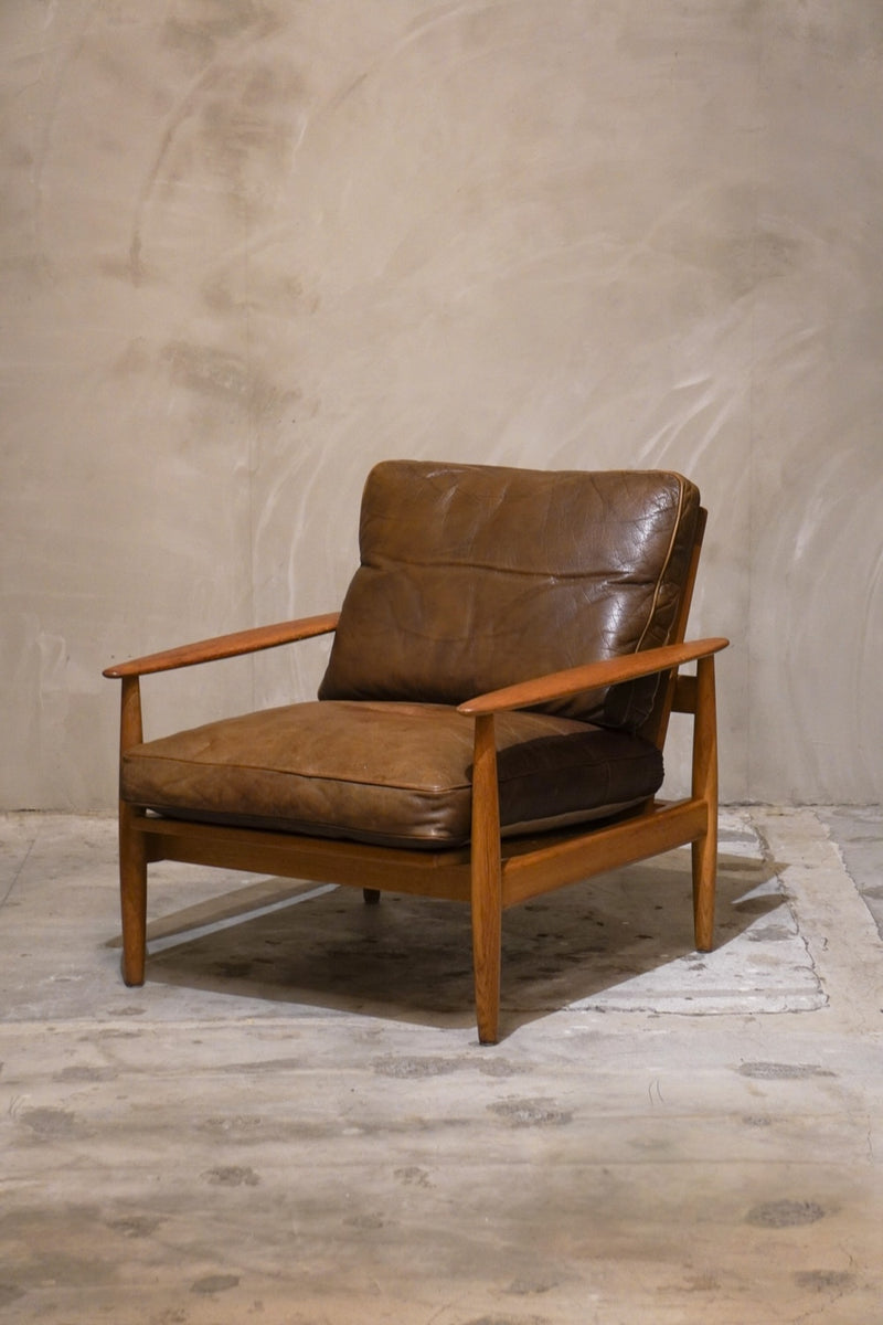 レザー 1シーターソファ(B)<br>Sweden <br>cerote antiques - ヴィンテージ SHARK ATTACK