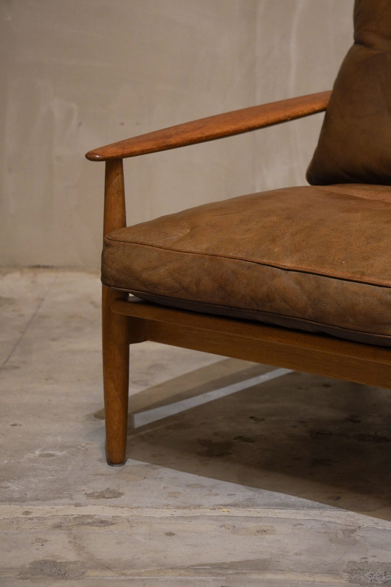 レザー 1シーターソファ(B)<br>Sweden <br>cerote antiques - ヴィンテージ SHARK ATTACK