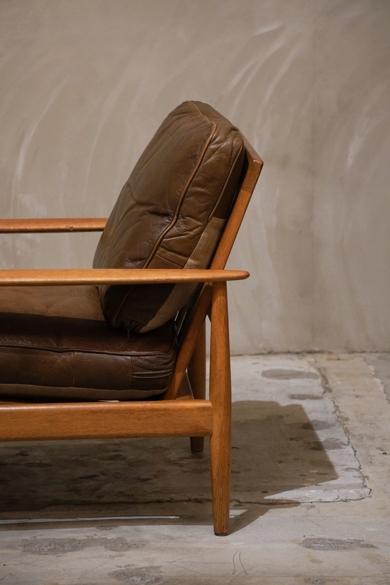 レザー 1シーターソファ(B)<br>Sweden <br>cerote antiques - ヴィンテージ SHARK ATTACK