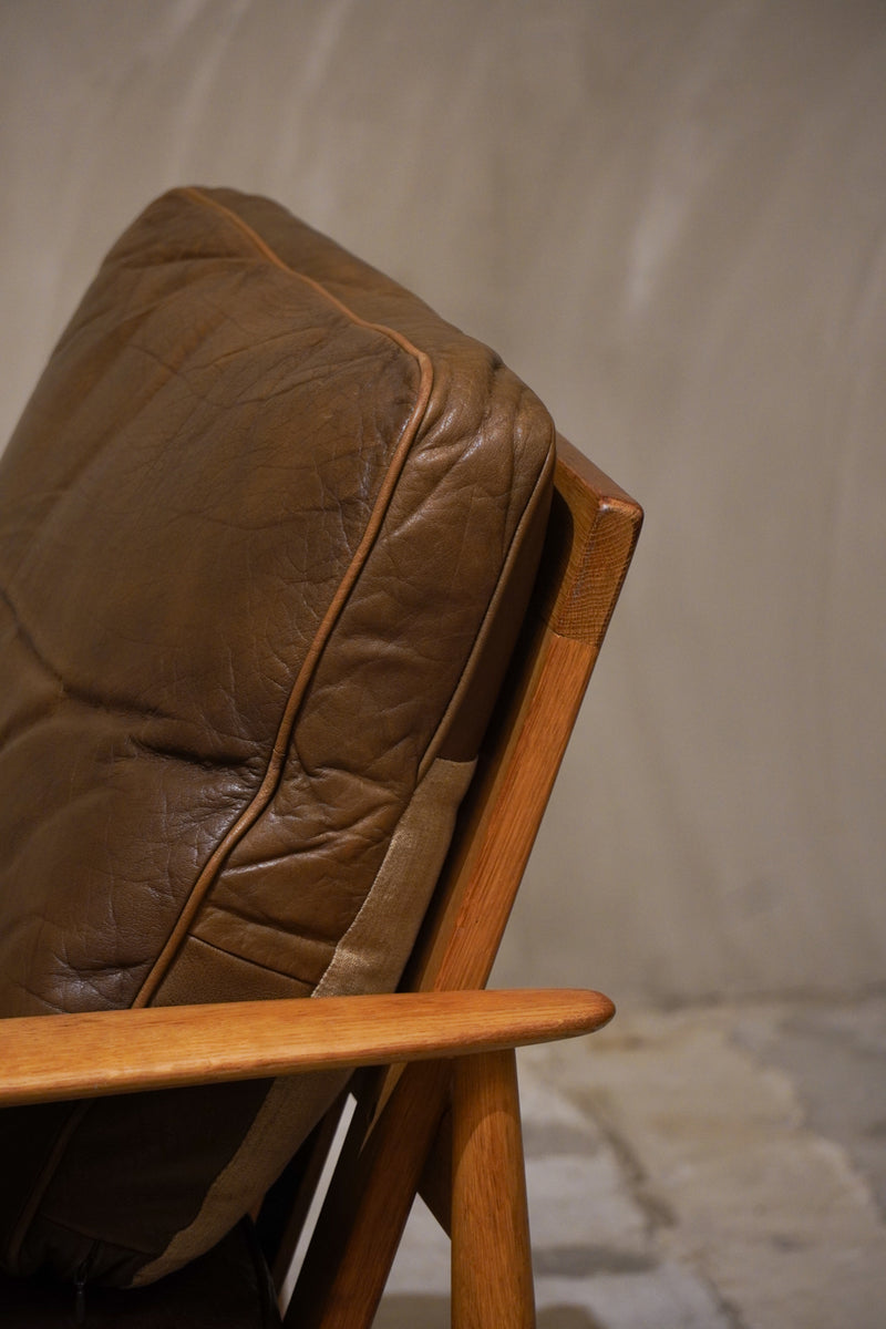 レザー 1シーターソファ(B)<br>Sweden <br>cerote antiques - ヴィンテージ SHARK ATTACK