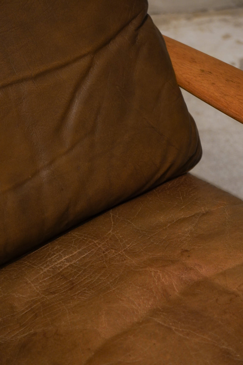 レザー 1シーターソファ(B)<br>Sweden <br>cerote antiques - ヴィンテージ SHARK ATTACK