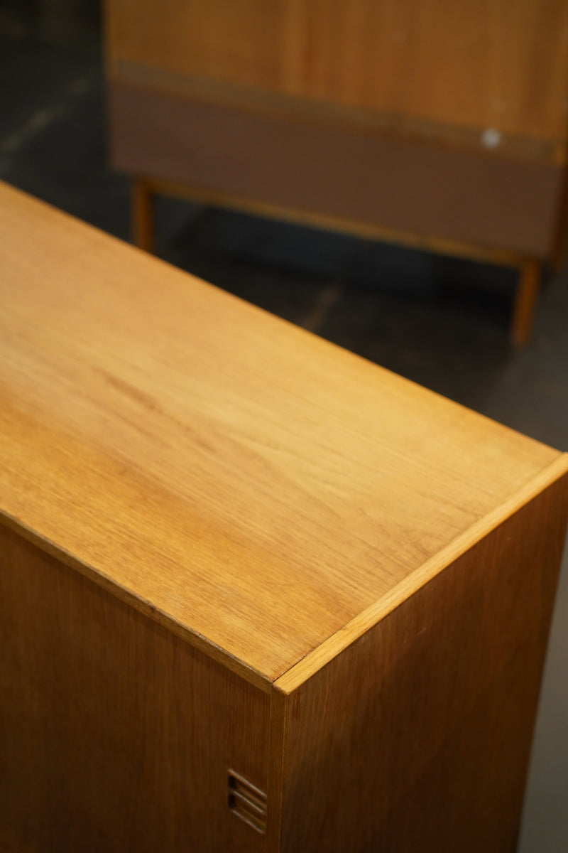 オークウッド サイドボード/キャビネット <br> cerote antiques - ヴィンテージ SHARK ATTACK