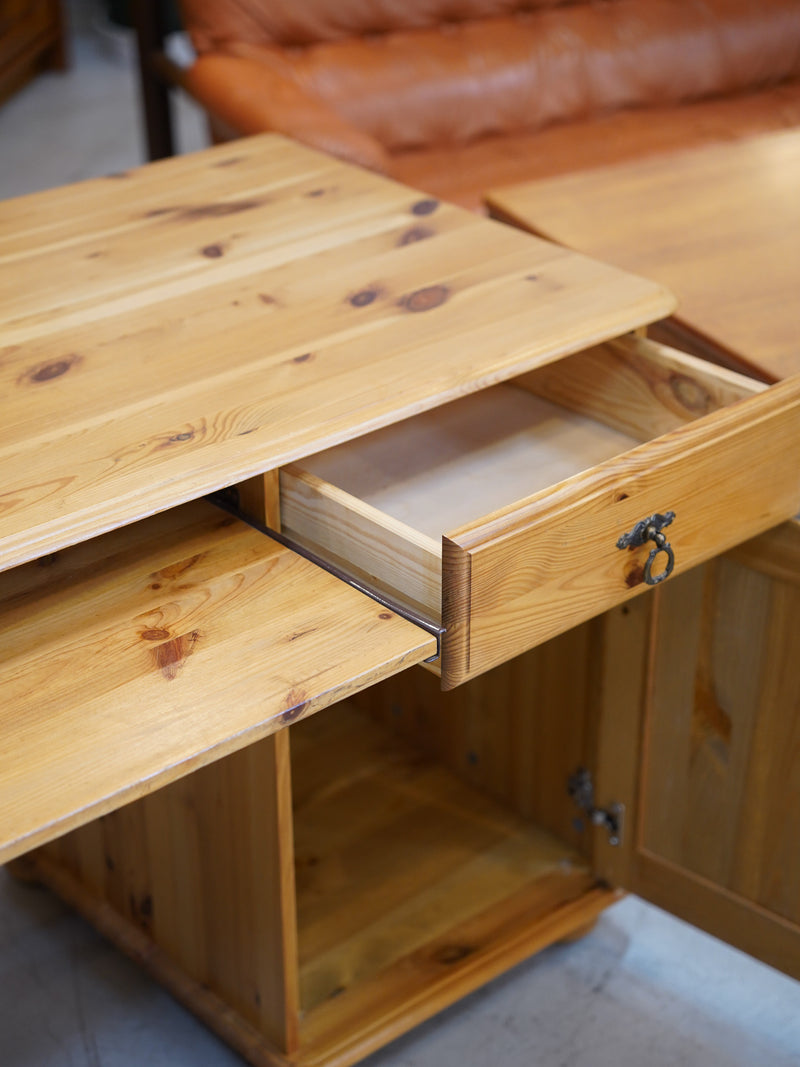 パインウッド デスク <br> 大和店 - ヴィンテージ SHARK ATTACK