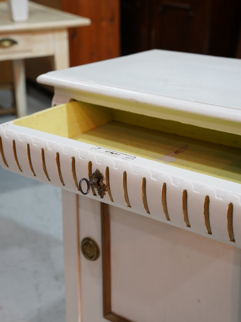 ウッドキャビネット <br> 大和店 - ヴィンテージ SHARK ATTACK