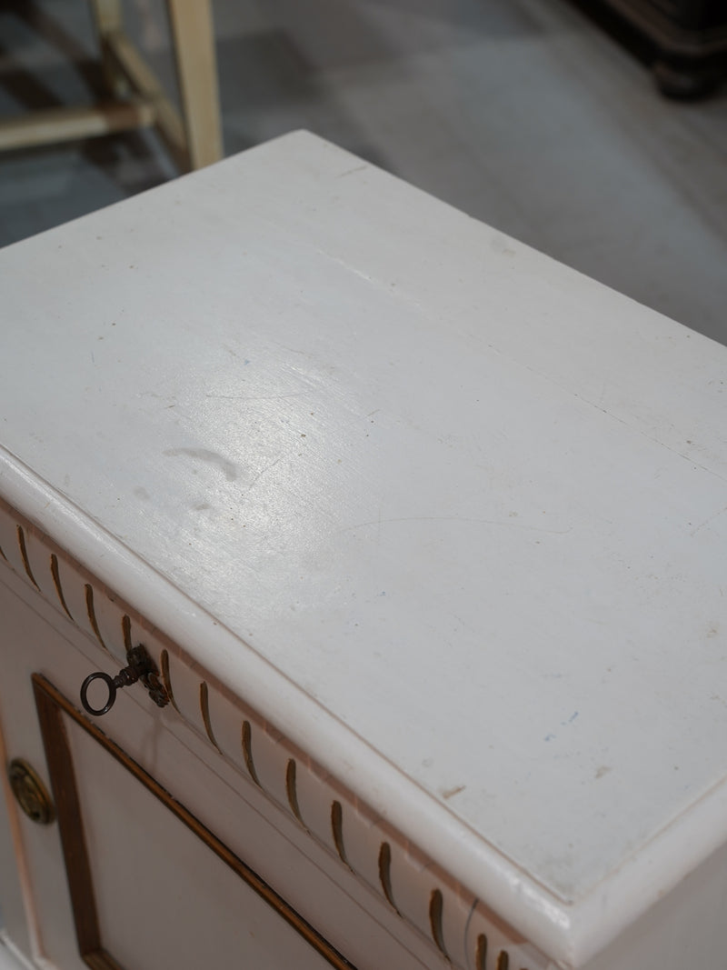 ウッドキャビネット <br> 大和店 - ヴィンテージ SHARK ATTACK