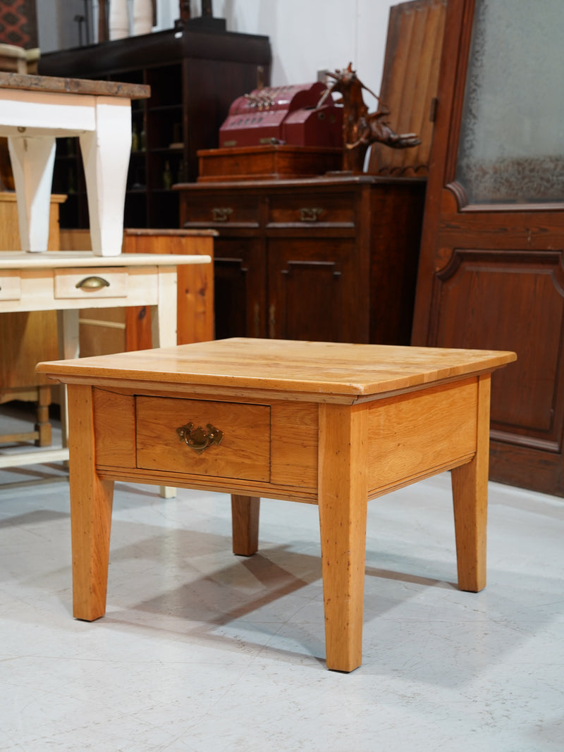 オークウッド サイドテーブル <br> 大和店 - ヴィンテージ SHARK ATTACK