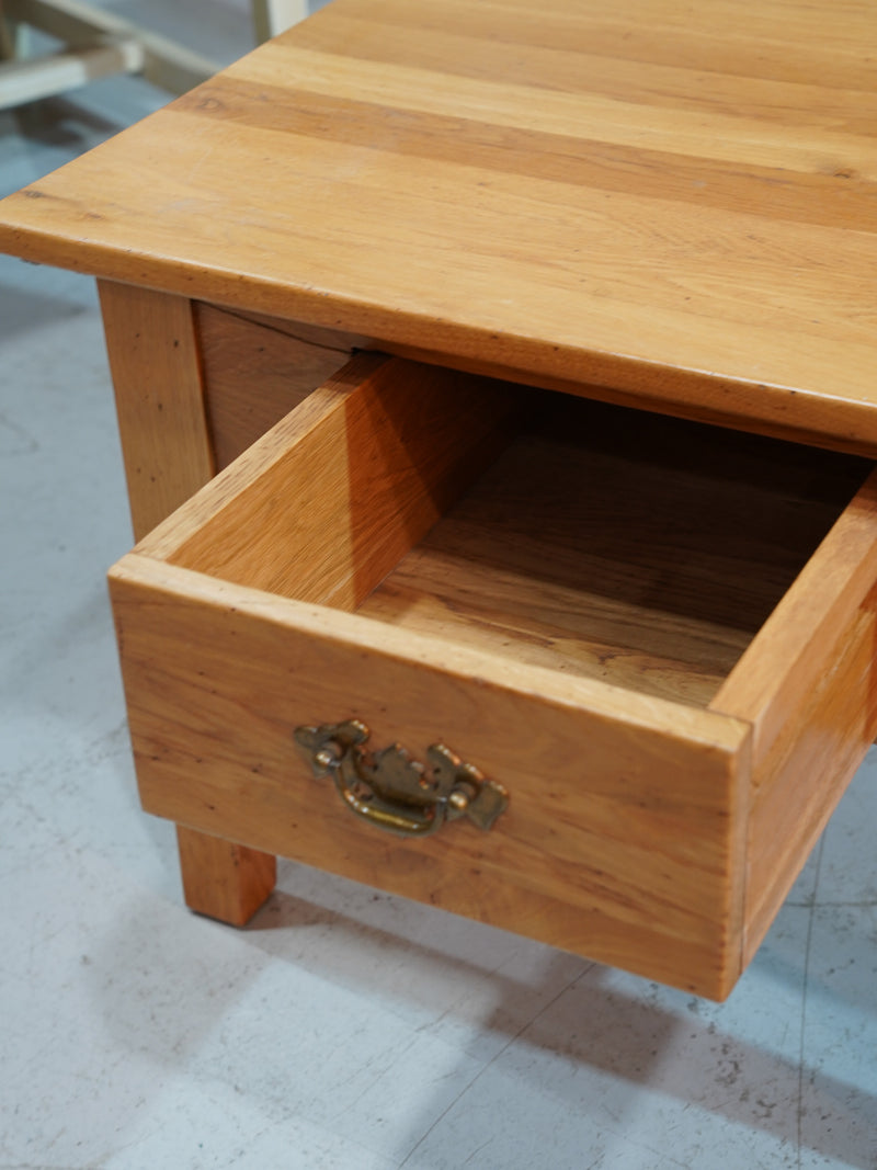 オークウッド サイドテーブル <br> 大和店 - ヴィンテージ SHARK ATTACK