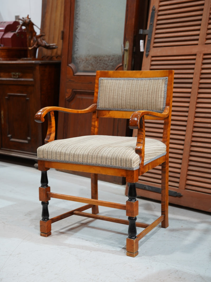 ファブリックアームチェア <br>TAMAGAWA BASE - ヴィンテージ SHARK ATTACK