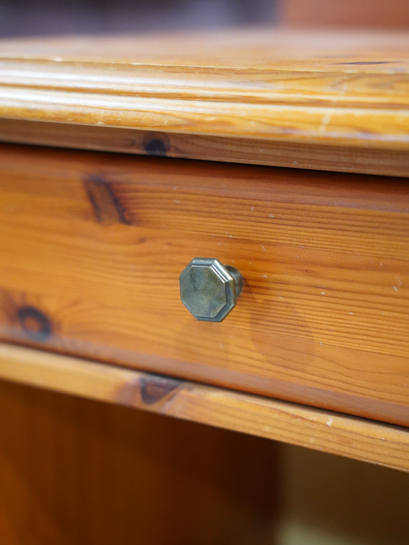 ウッドナイトテーブル<br> 大和店 - ヴィンテージ SHARK ATTACK