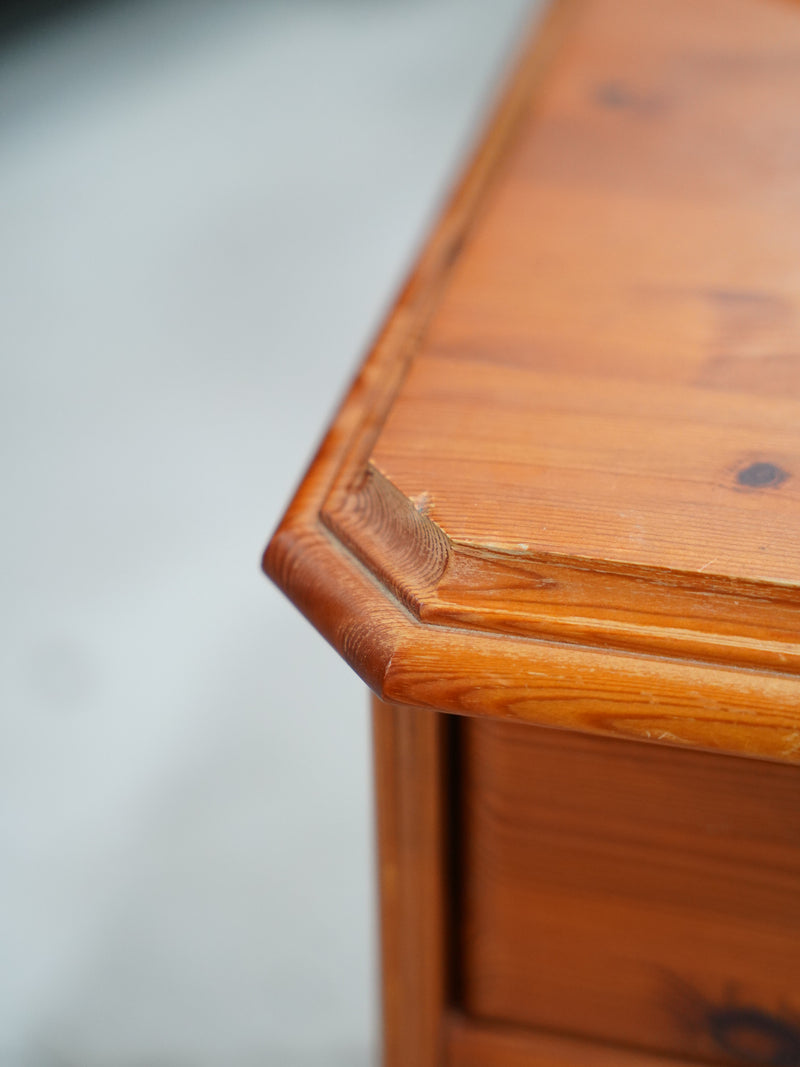 ウッドナイトテーブル<br> 大和店 - ヴィンテージ SHARK ATTACK