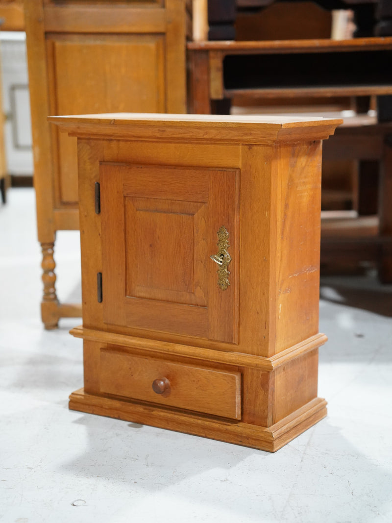 ウッドミニキャビネット<br> 大和店 - ヴィンテージ SHARK ATTACK