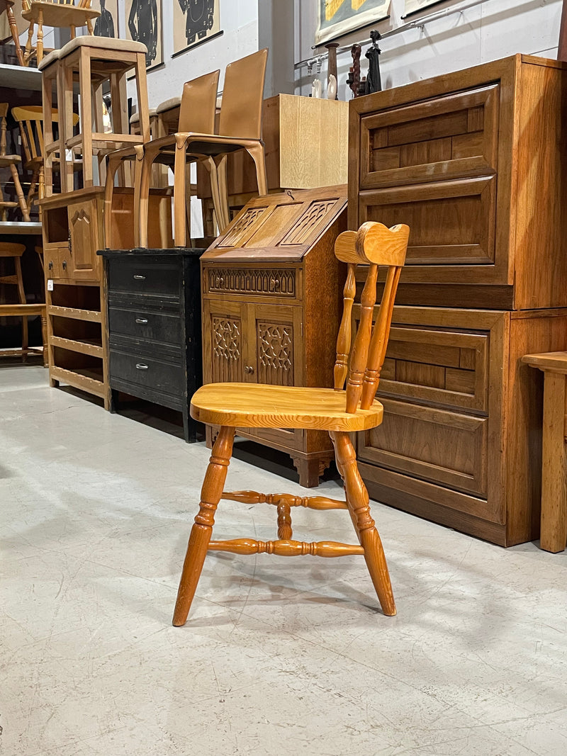 スピンドルバックチェア<br> 大和店 - ヴィンテージ SHARK ATTACK