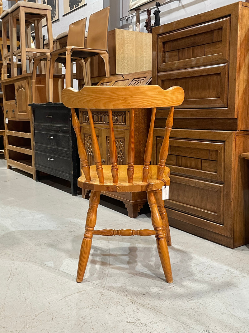 スピンドルバックチェア<br> 大和店 - ヴィンテージ SHARK ATTACK