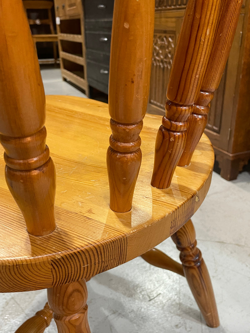 スピンドルバックチェア<br> 大和店 - ヴィンテージ SHARK ATTACK