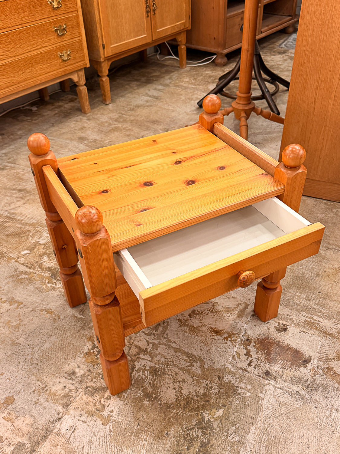 パインウッド ナイトテーブル - cerote antiques