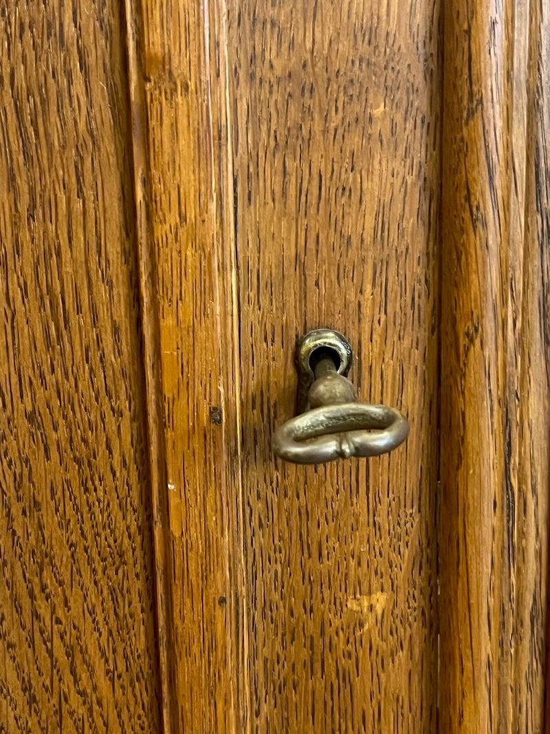 オークウッド カップボード <br> cerote antiques - ヴィンテージ SHARK ATTACK