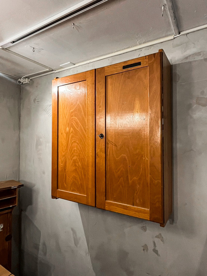 FAMOS <br>ウォールキャビネット <br>Germany <br>cerote antiques - ヴィンテージ SHARK ATTACK