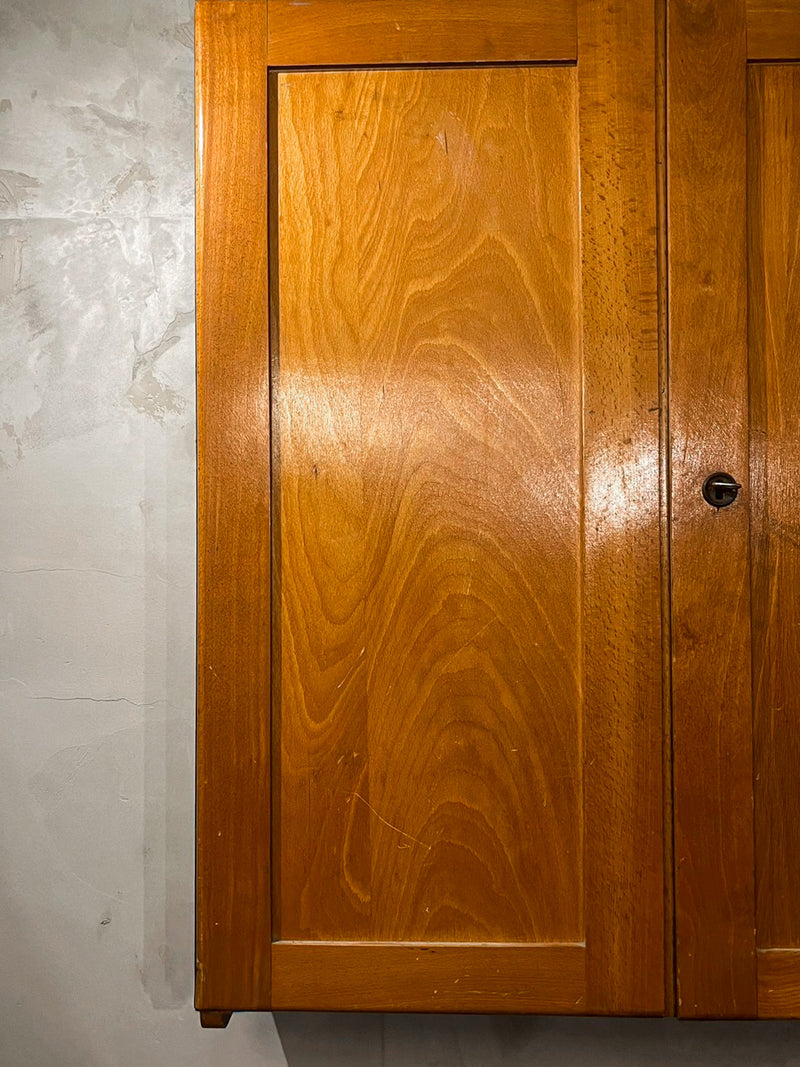 FAMOS <br>ウォールキャビネット <br>Germany <br>cerote antiques - ヴィンテージ SHARK ATTACK