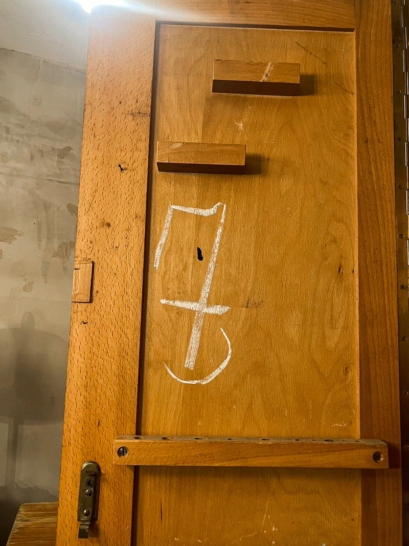 FAMOS <br>ウォールキャビネット <br>Germany <br>cerote antiques - ヴィンテージ SHARK ATTACK