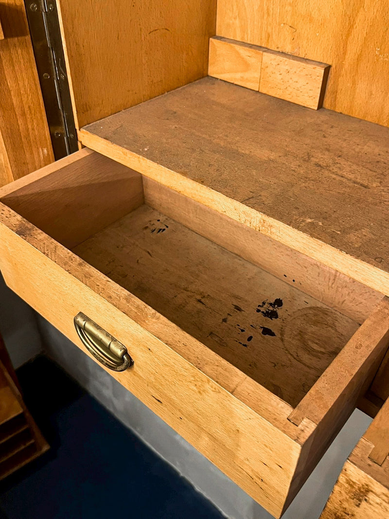 FAMOS <br>ウォールキャビネット <br>Germany <br>cerote antiques - ヴィンテージ SHARK ATTACK