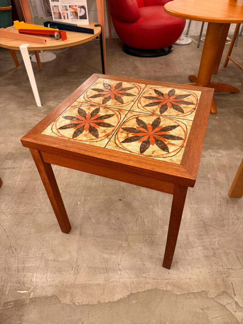 LOW TABLE / SIDE TABLE