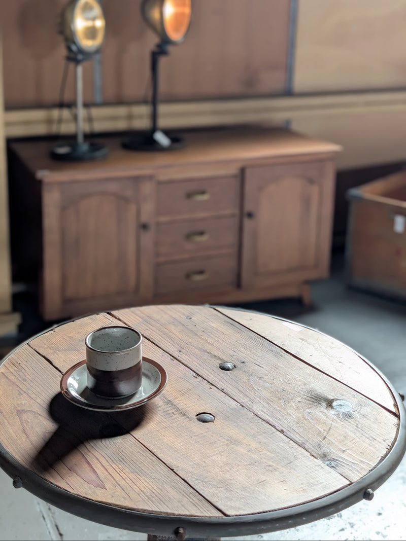 アイアンレッグラウンド テーブル <br>ヴィンテージ <br>TAMAGAWA BASE - ヴィンテージ SHARK ATTACK