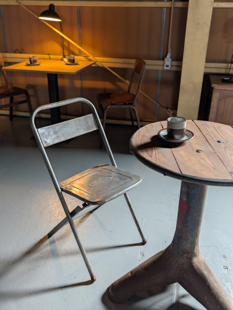 アイアンレッグラウンド テーブル <br>ヴィンテージ <br>TAMAGAWA BASE - ヴィンテージ SHARK ATTACK