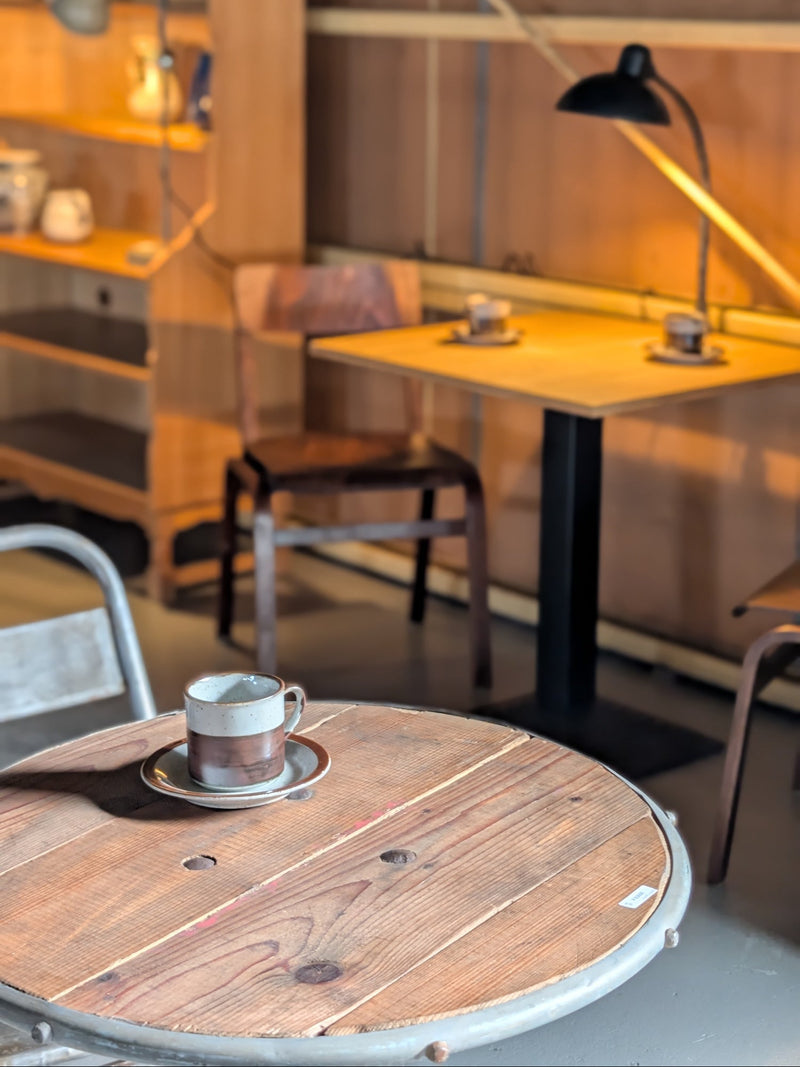 アイアンレッグラウンド テーブル <br>ヴィンテージ <br>TAMAGAWA BASE - ヴィンテージ SHARK ATTACK