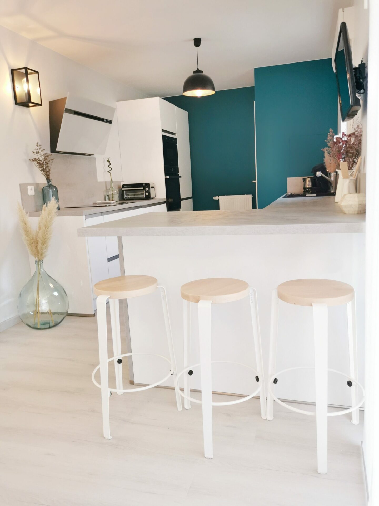 TIPTOE<br>MI LOU mid-high stool – SOLID BEECH <br>CLOUDY WHITE - ヴィンテージ SHARK ATTACK