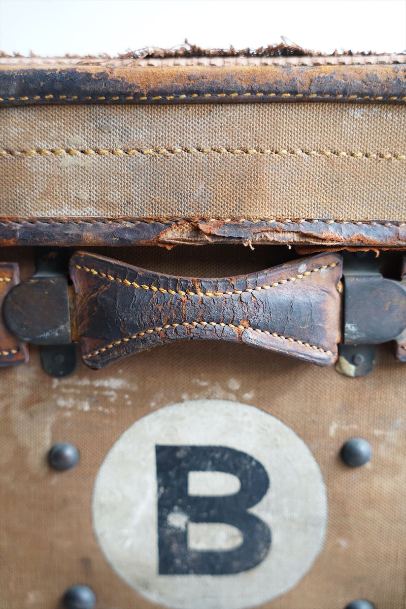 Vintage leather box / Trunk Osaka store