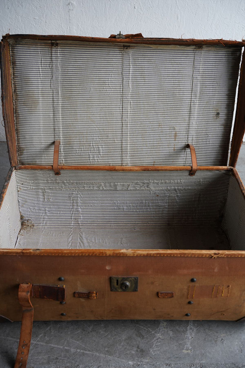 Vintage leather box / Trunk Osaka store