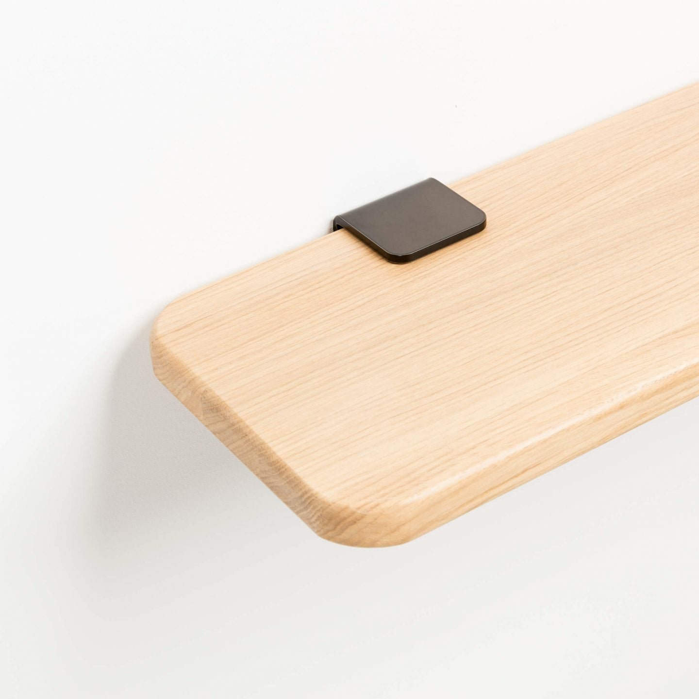 TIPTOE<br>Solid oak shelf – 45x20cm <br>DARK STEEL - ヴィンテージ SHARK ATTACK