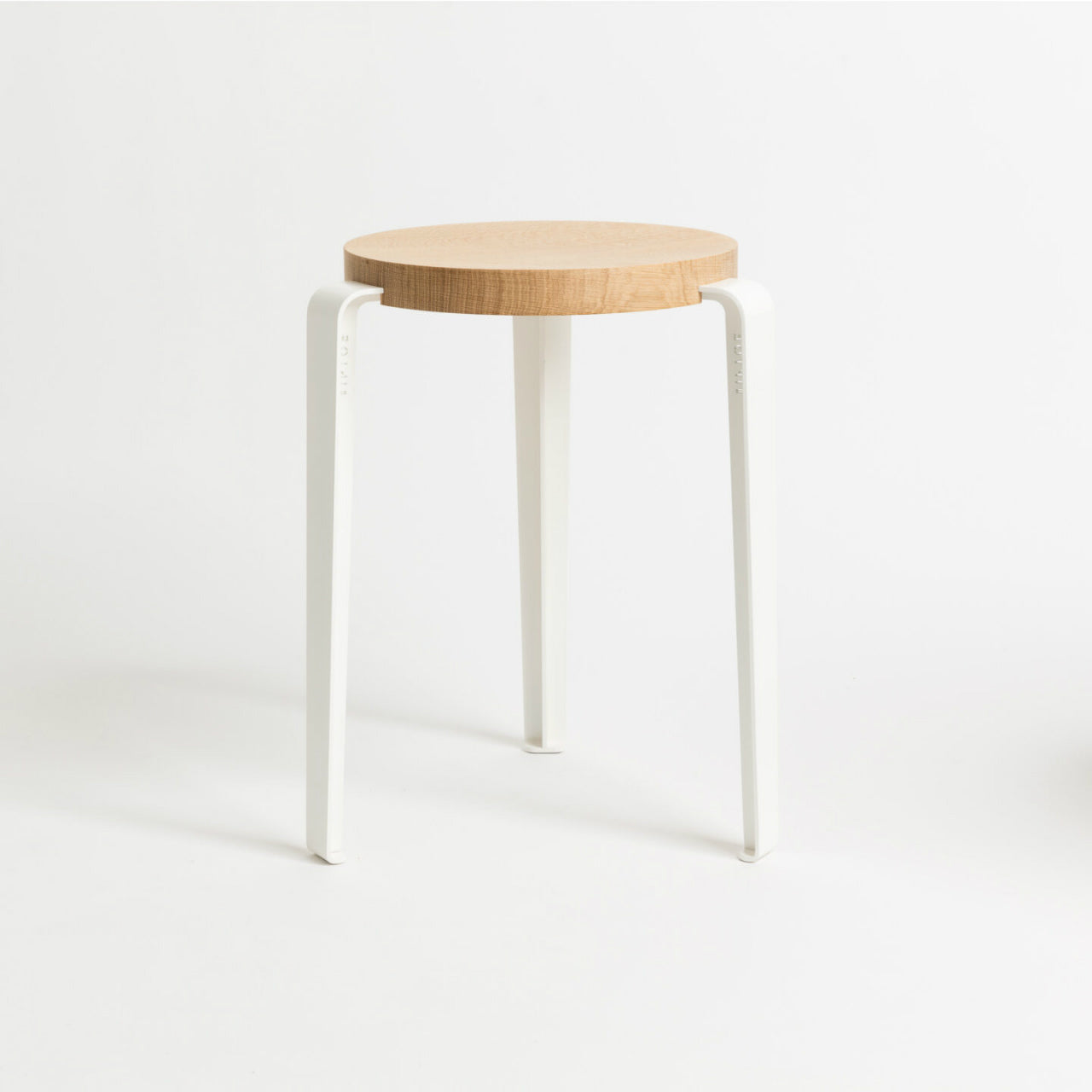 TIPTOE<br>LOU stool – SOLID OAK <br>CLOUDY WHITE - ヴィンテージ SHARK ATTACK