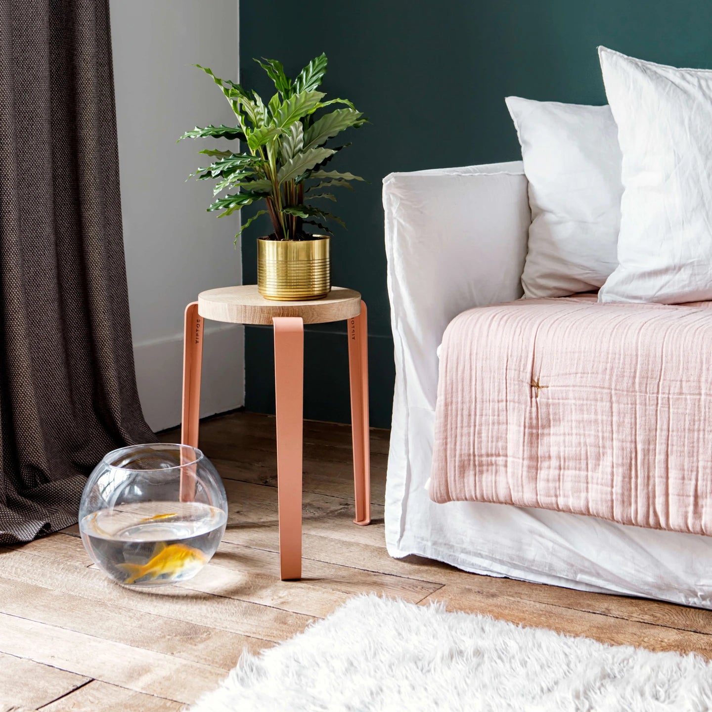 TIPTOE<br>LOU stool – SOLID OAK <br>ASH PINK - ヴィンテージ SHARK ATTACK