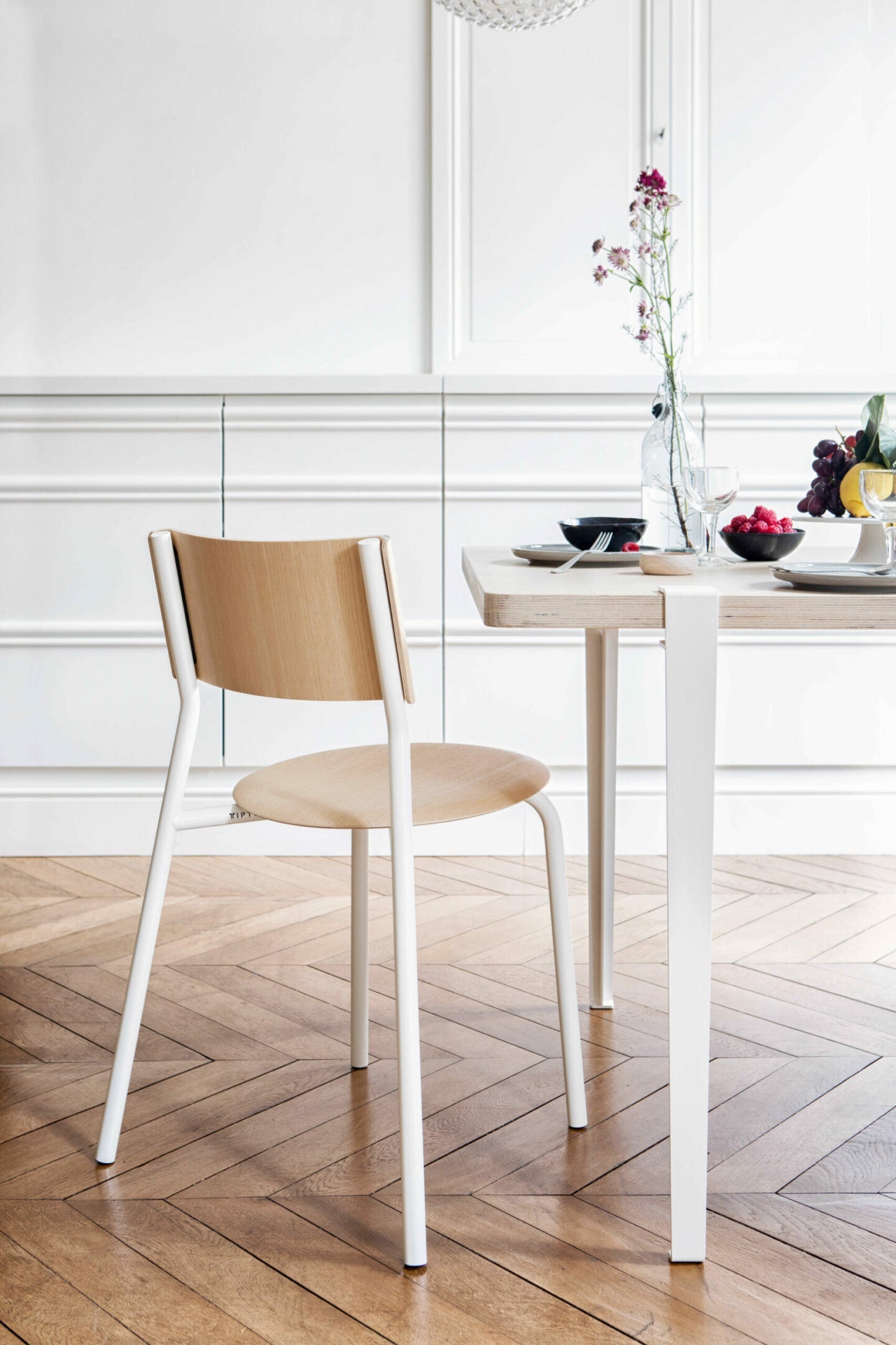 TIPTOE<br>SSD Chair - Ash <br>CLOUDY WHITE - ヴィンテージ SHARK ATTACK