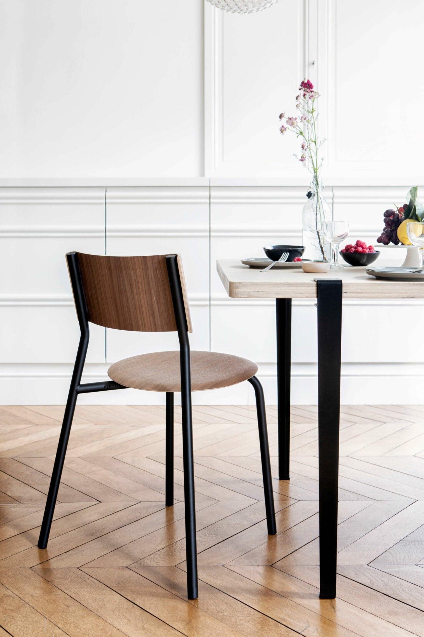 TIPTOE<br>SSD Chair - eco–certified wood<br>Walnut - GRAPHITE BLACK<br> - ヴィンテージ SHARK ATTACK