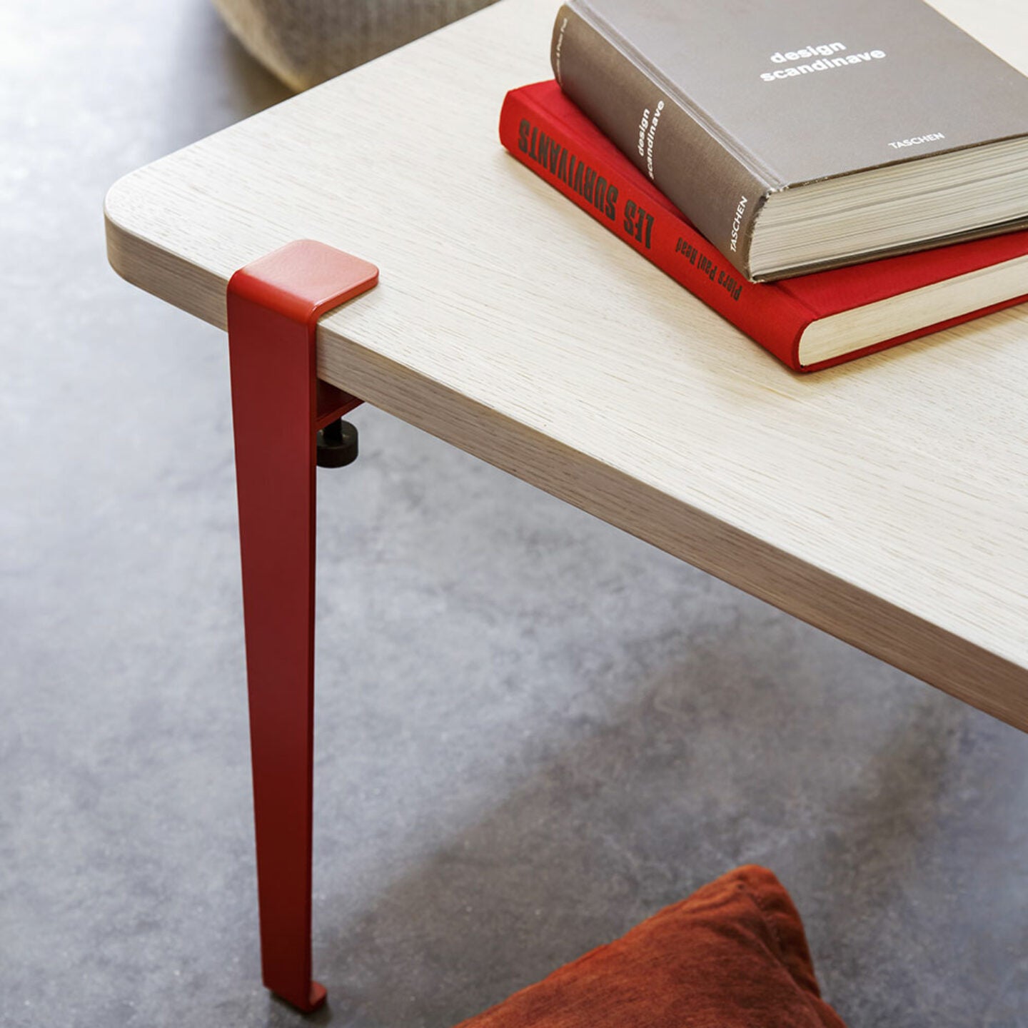 TIPTOE<br>Coffee table and bench leg – 43 cm <br>TERRACOTTA RED <br>cerote antiques - ヴィンテージ SHARK ATTACK